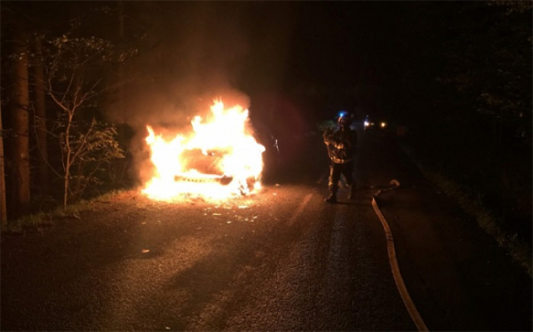 K požáru osobního automobilu vyjely dvě jednotky hasičů