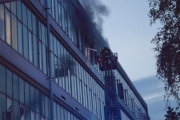 Požár v areálu bývalé Tesly v Hradci Králové zaměstnal pět jednotek hasičů