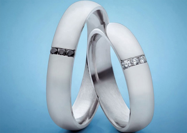 Proč muži rádi pořizují zásnubní prsten přímo od šperkaře? Autům rozumí, o šperku se chtějí poradit s odborníkem