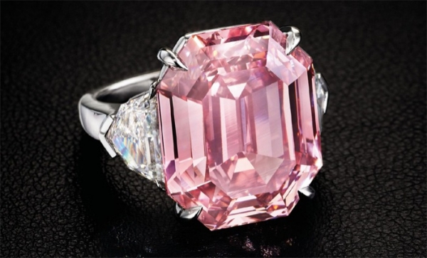 Růžový diamant Pink Legacy vydražený za 1,2 miliardy korun stanovil nový světový rekord v ceně za karát