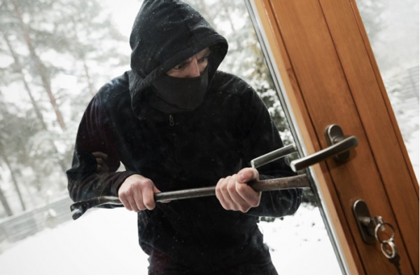 Zločin nespí ani během svátků: Jak efektivně chránit váš domov před vloupáním?