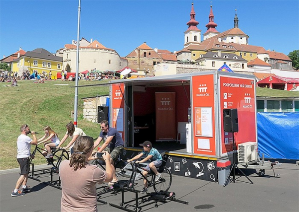 Více než tři miliony korun získaly vloni neziskové organizace díky jízdám na Oranžových kolech Nadace ČEZ