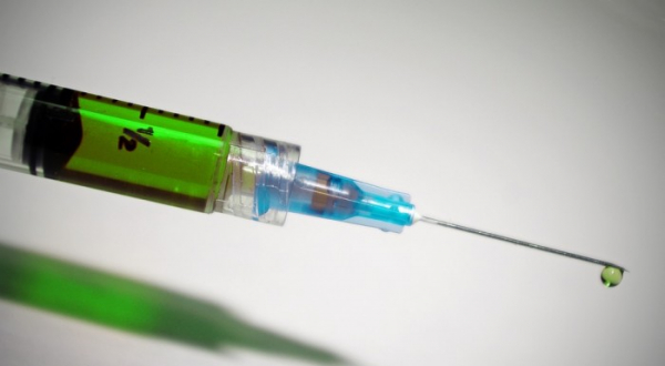 Návrh zákona o náhradě újmy způsobené povinným očkováním prošel prvním čtením ve Sněmovně