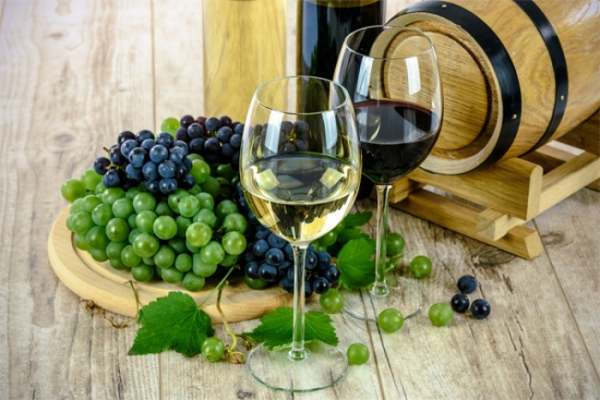 Češi vypijí 2,1 milionu hektolitrů vína za rok, neumí ho ale moc servírovat