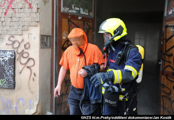 Hasiči zachránili jedenáct osob u požáru sklepa v Praze 4