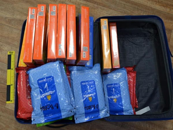 Ruzyňští celníci zadrželi na letišti 20letého muže, v zavazadlech pašoval přes 30 kg tabáku 