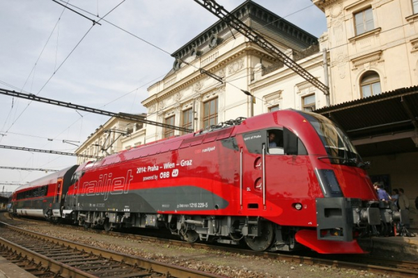 Před 40 lety dojezdily motorové expresy Vindobona, dnes do Vídně jezdí o 2 hodiny rychlejší vlaky railjet