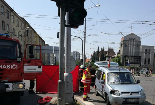 Řidič v Hradci Králové srazil chodkyni, zemřela na místě