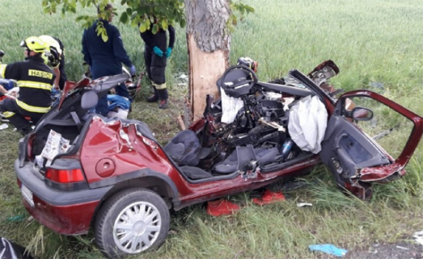 Poblíž Koněprus hasiči vyprošťovali tři osoby po nárazu vozidla do stromu
