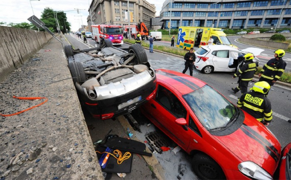 Při nehodě v Praze 7 skončilo auto na střeše zaparkovaných vozidel 