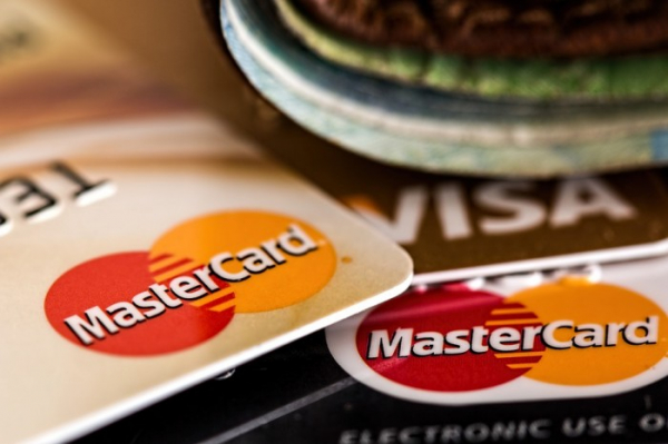 Ministerstvo financí varuje před využíváním služby DCC při výběru v bankomatu nebo platbě kartou
