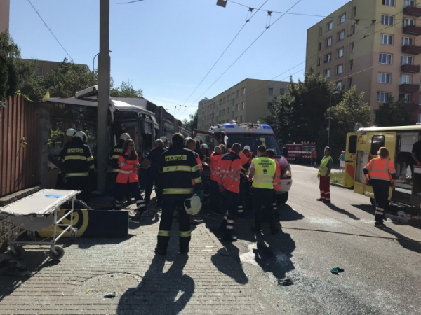 V Českých Budějovicích naboural trolejbus do sloupu, osm zraněných