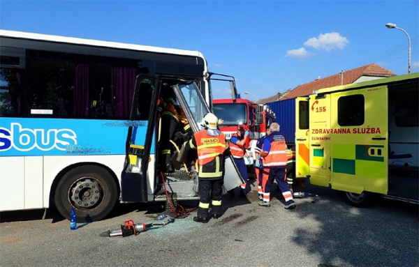 Nehoda autobusu s nákladním automobilem