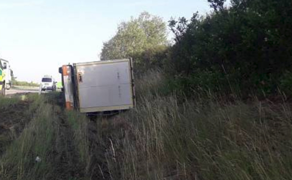 Na Tachovsku havaroval kamion převážející pneumatiky