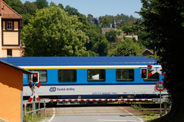 Při srážce osobního auta s vlakem na železničním přejezdu v Černožicích na Královéhradecku zemřeli čtyři lidé
