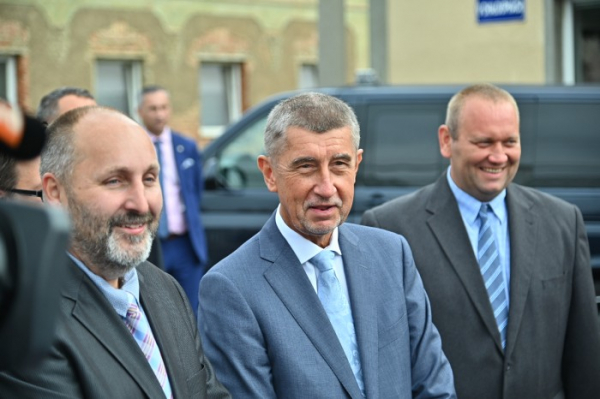 Premiér s ministry navštívil střední Čechy, řešili boj proti suchu i dostavbu dálnic