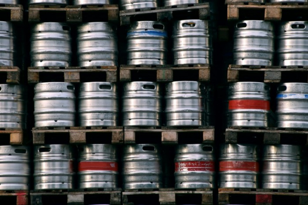 Trojice pachatelů postupně ukradla ze skladu pivo za 600 tisíc
