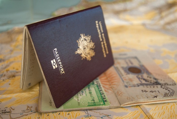 Ministerstvo zahraničí přijalo rekordní počet žádostí o víza do ČR. Příjem do rozpočtu je bezmála miliardu korun