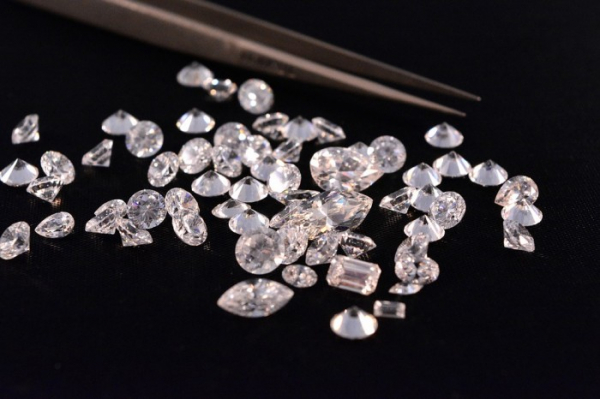 Falešný obchodník převzal pět milionů na zakoupení šperků. Peníze nevrátil, diamanty nekoupil