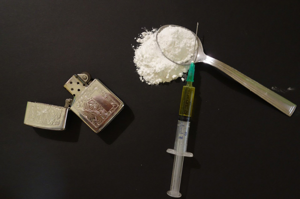 Policie citelně zasáhla síť distributorů heroinu na Ústecku