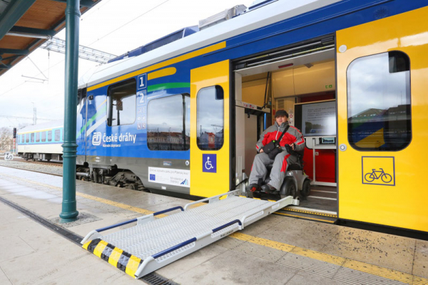 Lidé s handicapem cestují po železnici stále častěji, České dráhy jim nabídnou další bezbariérové vlaky