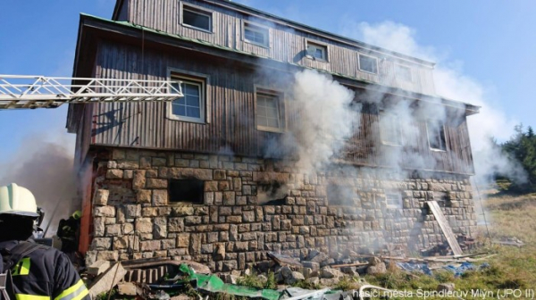 Budovu pro personál Špindlerovy boudy v Krkonoších zachvátil požár