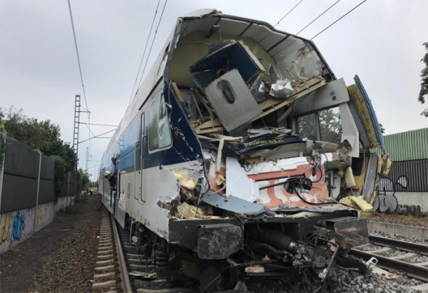Na přejezdu v Uhříněvsi vykolejil osobní vlak, střetl se s nákladním vozidlem