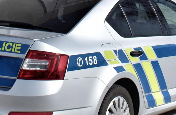 Devětatřicetiletý muž ve Vizovicích se obnažoval v restauraci, napadl policistu a poškodil policejní vozidlo