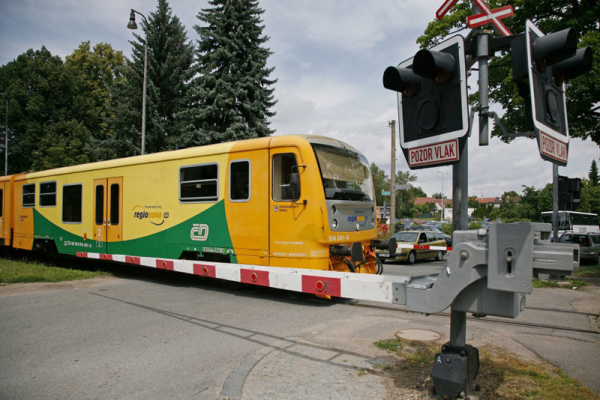 Střet osobního auta s vlakem na Hradecku má tragické následky 