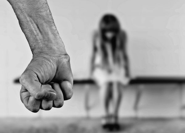 Dvacet procent dívek a osm procent chlapců mladších 18 let čelilo sexuálnímu zneužívání. Projekt Parafilik pomůže s prevencí