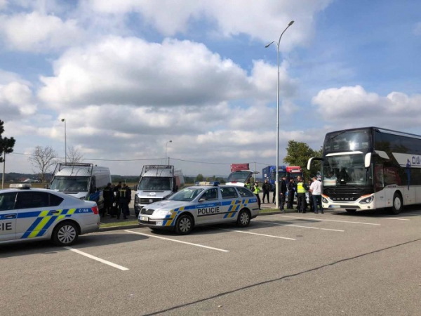 Policisté na dálnici D2 zajistili v linkovém autobusu 24 nelegálních cizinců 