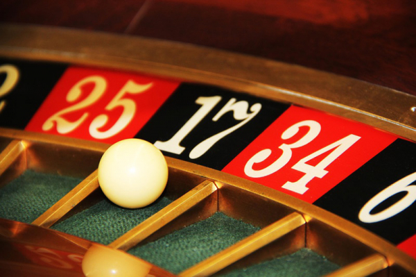 Regulace hazardu funguje, stát se zabývá přesunem hraní na internet