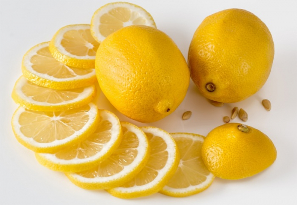 Chemikálie se na kůře citrusů udrží i po omytí