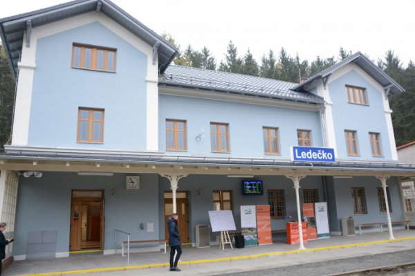 Správa železniční dopravní cesty otevřela další tři opravené nádražní budovy ve Středočeském kraji