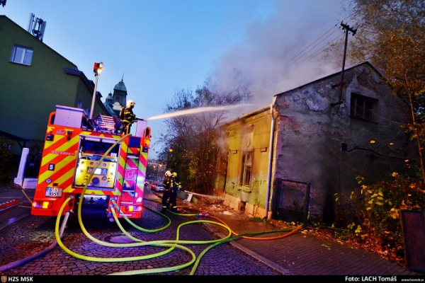 V Ostravě hořel neobydlený dům plný odpadků, objekt museli hasiči nakonec zbourat