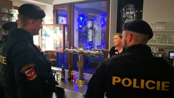Pražští policisté kontrolovali v rámci celorepublikové akce HAD na tři desítky restaurací a barů, sedmnáctiletá dívka nadýchala 1,9 promile