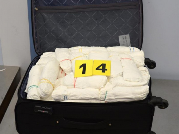 Na Letišti Václava Havla chtěli dva cizinci propašovat v sedmi kufrech 142 kg drogy