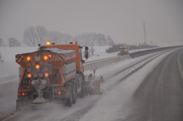 Sypače již čekají na dálnicích na první sníh 