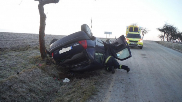 Dopravní nehoda zaviněná namrzlou silnicí se stala u obce Políkno