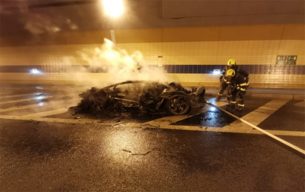 V Bubenečském tunelu hořelo sportovní vozidlo, škoda se vyšplhala na devět milionů korun