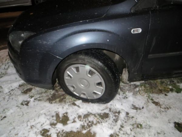 V Brně neznámý pachatel propíchal pneumatiky u jedenácti vozidlech