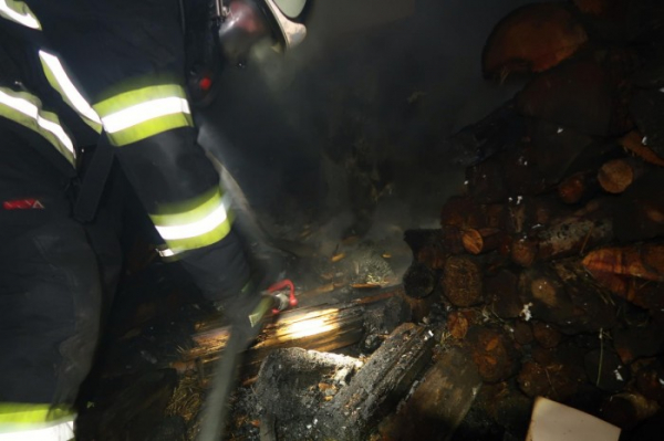 V kotelně rodinného domu chytlo palivové dřevo, následný požár způsobil škodu za 200 tisíc