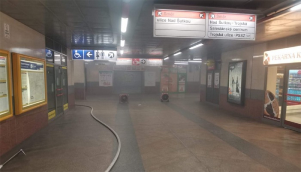 V pražské stanici metra Kobylisy hořel motor eskalátoru