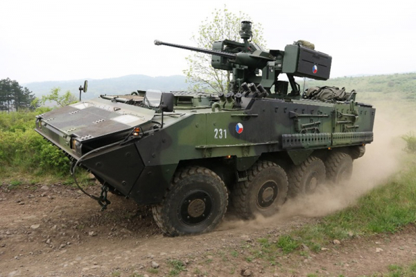 Žatečtí vojáci převzali nová obrněná vozidla Pandur