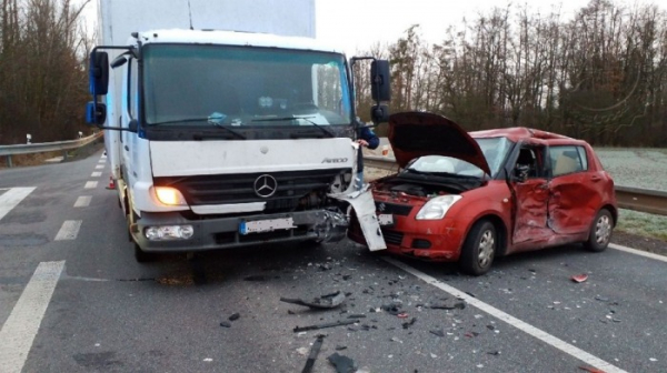 Střet osobního automobilu s nákladním zablokoval komunikaci I/35 u Holic