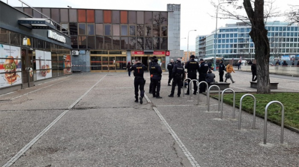 Pražští policisté zadrželi útočníka, který pobodal muže na zastávce
