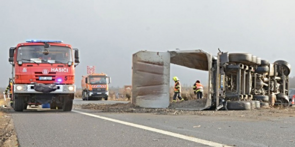 Provoz na D8 ve směru na Německo byl blokován nehodou dvou kamionů