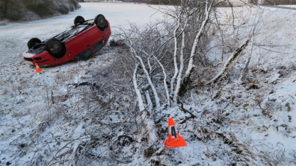 Šestašedesátiletá řidička dostala na zasněžené silnici smyk a narazila do stromu
