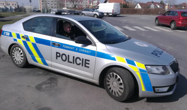 V Plzni do auta vlezl cizí muž a donutil řidičku vystoupit i se jejím dítětem. Pak ujel