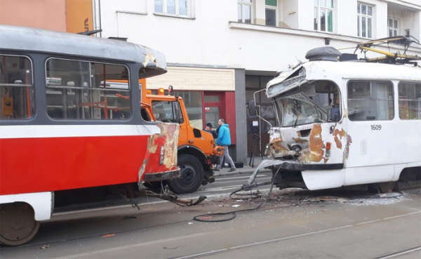 Při srážce tramvají v Brně byl zraněn jeden řidič a několik cestujících